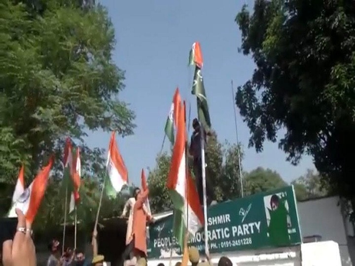 BJP tricolor rally on merger day in jammu hoists the national flag ouside PDP office ANN जम्मू: विलय दिवस पर BJP ने निकाली तिरंगा रैली, PDP दफ्तर का घेराव कर फहराया राष्ट्रीय ध्वज