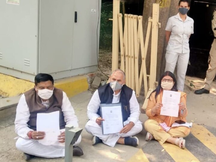 All three MCD mayors sitting on dharna outside CM's residence demanding release of funds- ann फंड रिलीज़ करने की मांग को लेकर मुख्यमंत्री आवास के बाहर धरने पर बैठे MCD के तीनों मेयर