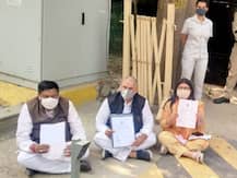 फंड रिलीज़ करने की मांग को लेकर मुख्यमंत्री आवास के बाहर धरने पर बैठे MCD के तीनों मेयर