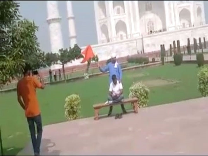 hindu youth chanting shiva chalisa inside taj mahal with saffron flag in agra uttar Pradesh ann आगरा: ताजमहल में हिंदूवादी संगठन के युवकों ने फहराया भगवा झंडा, किया शिव चालीसा का पाठ