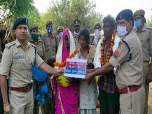 यूपी: अशक्त बच्चों के लिये एटा पुलिस के इस मुहिम की हो रही है तारीफ, पूरे प्रदेश में लागू हो सकता है ये नायाब मॉडल