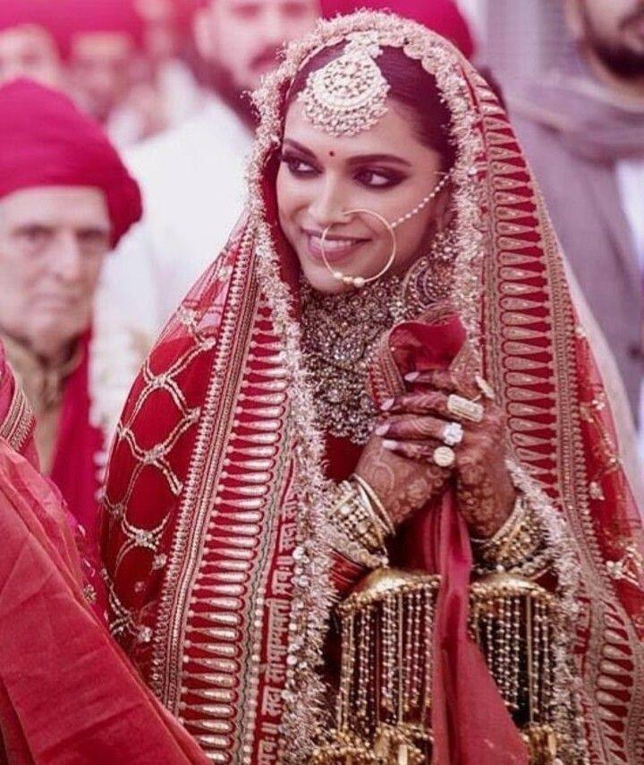 दीपिका ने 24 नवंबर, 2018 को रणवीर सिंह से इटली के लेक कोमो में शादी की थी. शादी में उन्होंने सिंधी ब्राइड की तरह गेटअप लिया था. उनके शादी के जोड़े को डिज़ाइनर सब्यासाची मुखर्जी ने डिज़ाइन किया था. दुल्हन के लुक में दीपिका बेहद खूबसूरत लगी थीं. 