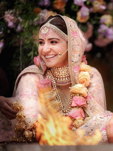 दीपिका से लेकर नेहा-प्रियंका तक, जब दुल्हन बनकर इन अभिनेत्रियों ने लूटा दिल 27 नेहा से लेकर दीपिका-प्रियंका तक, जब दुल्हन बनकर इन अभिनेत्रियों ने लूटा दिल