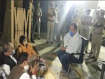 दिल्ली: धरने पर बैठे MCD के मेयरों से मिले सत्येंद्र जैन, कहा- कुछ ही दिनों में दिया जाएगा फंड