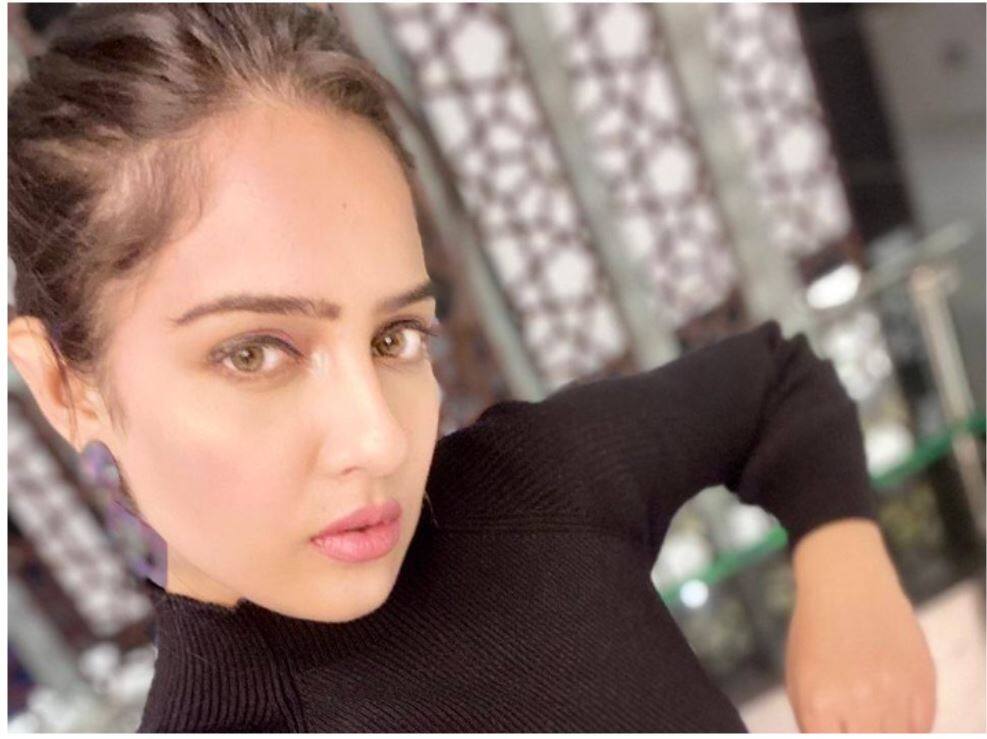 अभिनेत्री मालवी मल्होत्रा पर जानलेवा हमला, धीरूभाई अंबानी अस्पताल में भर्ती एक्ट्रेस