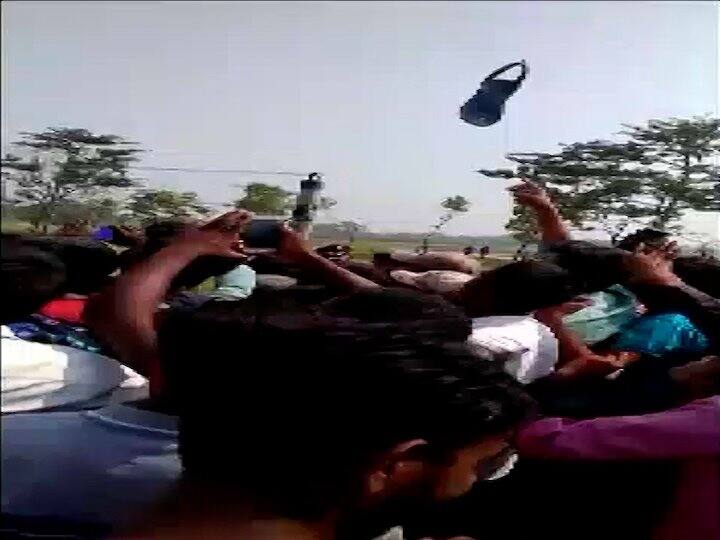 bihar election, slipper thrown towards chief minister nitish kumar helicopter in muzaffarpur बिहार चुनाव: मुजफ्फरपुर में नीतीश कुमार के हेलिकॉप्टर की तरफ फेंकी गई चप्पल, तीन हिरासत में