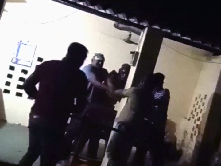 Janpur Police Torcher video viral in Uttar Pradesh ANN यूपीः जौनपुर में दिखा पुलिस का बेरहम चेहरा, थाने के अंदर युवक को बेरहमी से पीटा