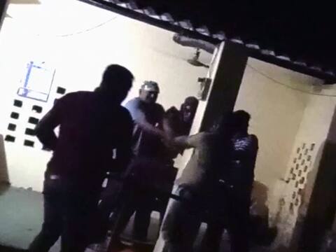 यूपीः जौनपुर में दिखा पुलिस का बेरहम चेहरा, थाने के अंदर युवक को बेरहमी से पीटा यूपीः जौनपुर में दिखा पुलिस का बेरहम चेहरा, थाने के अंदर युवक को बेरहमी से पीटा