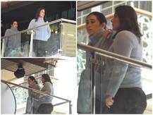 In Pics: प्रेग्नेंट बेबो ने घर की छत पर बहन करिश्मा के साथ कराया फोटोशूट, बालकनी में मेकअप करते तस्वीरें वायरल