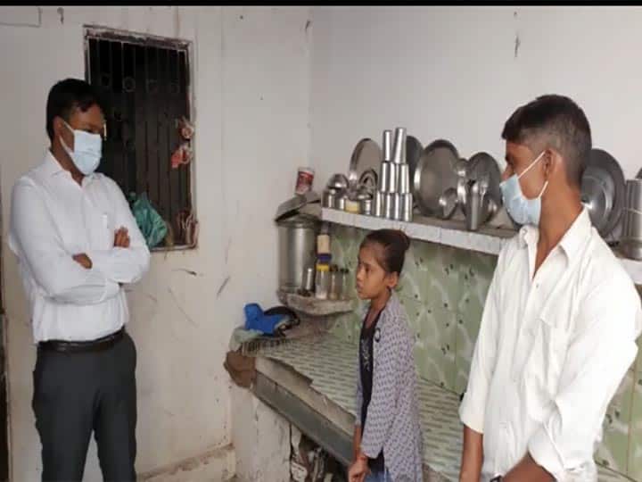 आगरा: पीएम मोदी से बात करने के बाद प्रीति की बदल गई किस्मत, मदद के लिये डीएम पहुंचे घर