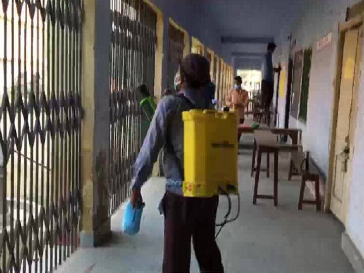 बिहार में वोटिंग शुरू होने से पहले मतदान केंद्रों को सैनिटाइज किया गया. इसके साथ ही साफ सफाई का पूरा खयाल रखा गया. मतदान की तैयारी के साथ कोरोना से बचाव का खयाल रखा गया और इसके लिए खास इंतेजाम किए गए.
