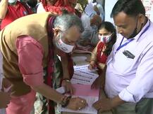 बिहार चुनाव: गिरिराज सिंह को वोट डालने के लिए करना पड़ा एक घंटे इंतजार, प्रेम कुमार साइकिल से पहुंचे बूथ, देखें तस्वीरें