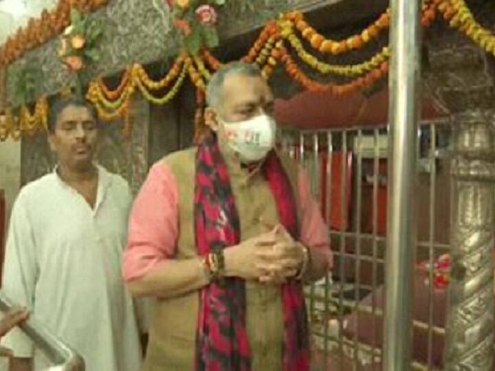 वोट डालने से पहले केंद्रीय मंत्री गिरिराज सिंह ने मंदिर में पूजा-अर्चना की.