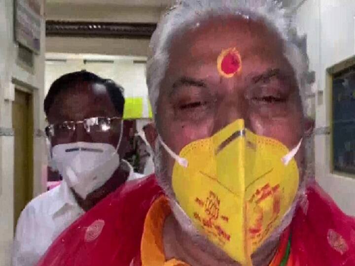 बिहार सरकार में मंत्री और बीजेपी उम्मीदवार प्रेम कुमार साइकिल चलाकर मतदान केंद्र पहुंचे.