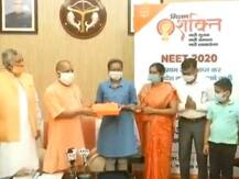 आकांक्षा को संयुक्त टॉपर घोषित करने के लिए NEET को पत्र लिखेगी योगी सरकार, पढ़ाई का सारा खर्च उठाने का भी एलान