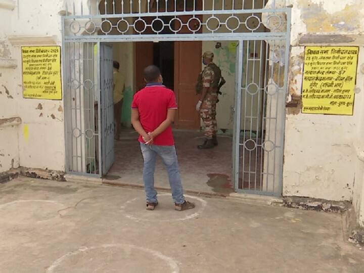 वोटिंग के दौरान कोविड-19 नियमों का पालन किया जा रहा है. सोशल डिस्टेसिंग का भी ध्यान रखा जा रहा है