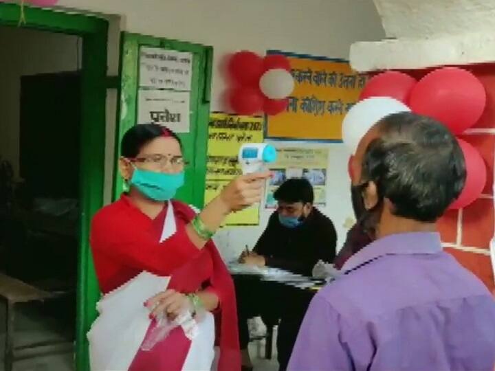 मतदान केंद्र के अंदर जाने से पहले मतदाताओं की थर्मल स्क्रीनिंग भी हो रही है.