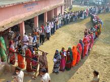 बिहार चुनाव: पहले चरण में 71 सीटों पर 53.54 फीसदी मतदान, 1066 उम्मीदवारों की किस्मत EVM में कैद