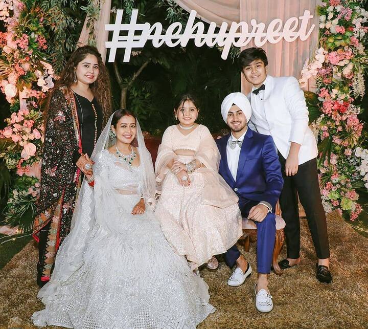  नेहा कक्कड़ ने व्हाइट लहंगा पहना हुआ था जिसमें वो अपनी मांग का लाल सिंदूर और लाल चूड़ा फ्लॉन्ट करती दिखाई दीं. नेहा के रिसेप्शन में काफी सारी मस्ती हुई. 