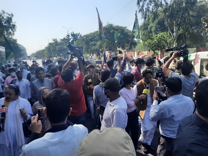PDP opens front against Bhumi law protests with party tricolor in hand ANN जम्मू: PDP ने भूमि कानून के खिलाफ खोला मोर्चा, हाथ में पार्टी का झंडा और तिरंगा लेकर जताया विरोध