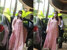 In Pics: करीना कपूर खान ने किया एक बार फिर बेबी बंप फ्लॉन्ट, चेहरे पर दिखा प्रेग्नेंसी का ग्लो