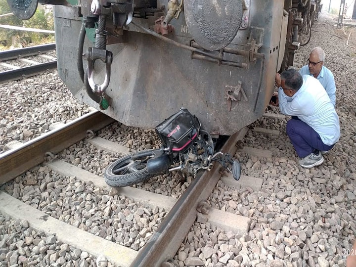 train accident in ghaziabad uttar Pradesh ann गाजियाबाद: ट्रेन को आता देख पटरी पर बाइक छोड़कर भागा युवक, रेल का इंजन हुआ जाम