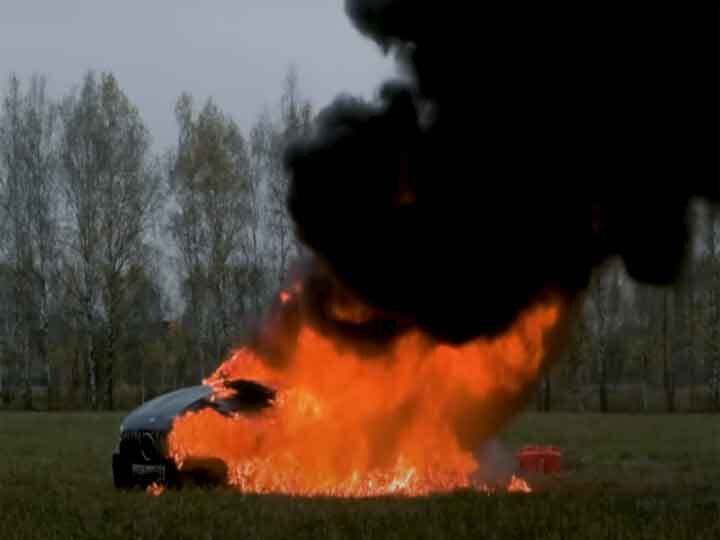 U-Tuber set his Mercedes on fire, video went viral यू-ट्यूबर ने लगा दी अपनी मर्सिडीज कार को आग, वीडियो हुआ वायरल