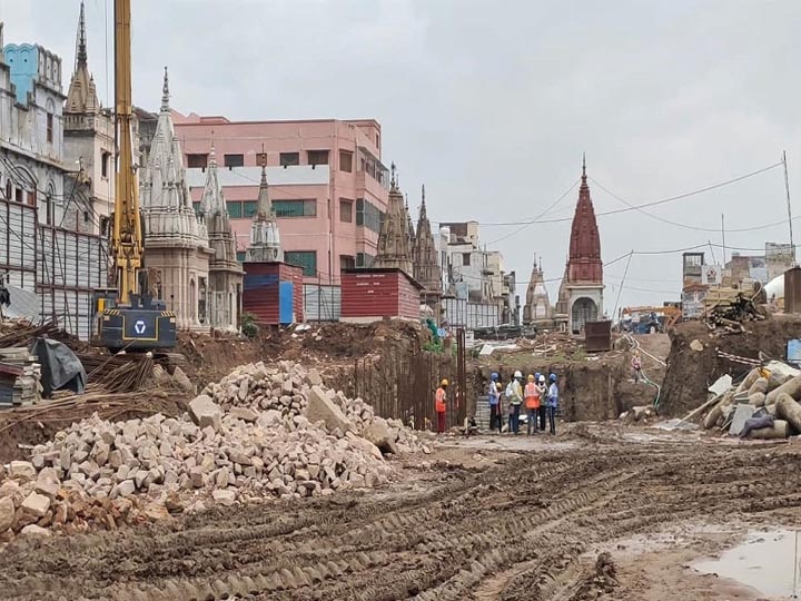 Vishwanath Dham corridor construction going on in rapid way ann वाराणसी: विश्वनाथ धाम कॉरिडोर के काम में आई तेजी, परिक्रमा मार्ग का पहला द्वार लगभग तैयार, पढ़ें ये रिपोर्ट