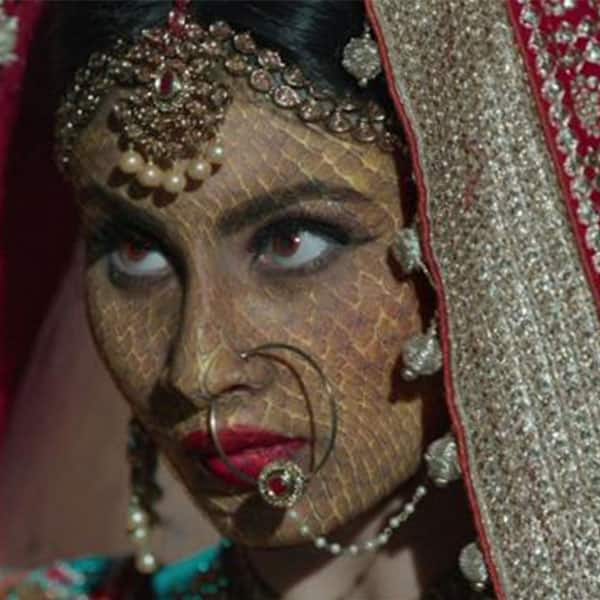 मौनी रॉय: सिल्वर स्क्रीन पर श्रीदेवी तो टेलीविजन पर मौनी रॉय को नागिन के किरदार के लिए याद किया जाता है. एकता कपूर के चर्चित शो नागिन में मौनी ने इच्छाधारी नागिन,शिवान्या की भूमिका निभाकर सबको चौंका दिया था.