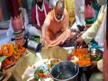 गोरखपुर पहुंचे सीएम योगी ने अधिकारियों के साथ की समीक्षा बैठक, मुक्‍तेश्‍वरनाथ मंदिर में की पूजा-अर्चना
