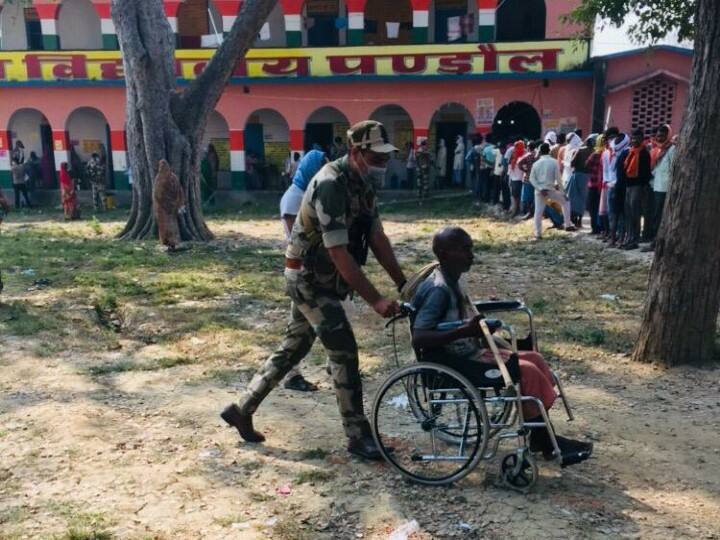 Bihar Polls: लोकतंत्र के महापर्व में बुजुर्गों ने दिखाया जोश, कोई व्हीलचेयर तो कोई खाट पर करने आए वोट