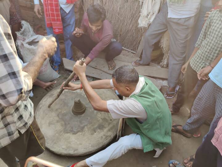 बलियाः जिलाधिकारी ने बनाए दीये, कहा- पुरानी परंपराओं की तरफ लौटने की जरूरत DM Shri Pratap shahi made clay lamps in ballia ANN बलियाः जिलाधिकारी ने बनाए दीये, कहा- पुरानी परंपराओं की तरफ लौटने की जरूरत