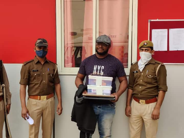 Greater NOIDA Police Arrest two for ATM Cloning and Fraud ANN ग्रेटर नोएडाः एटीएम की क्लोनिंग कर करते थे ठगी, पुलिस ने पकड़े दो विदेशी नागरिक