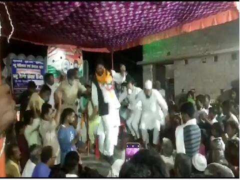 बिहारः जाले से महागठबंधन के प्रत्याशी मशकूर उस्मानी की सभा के दौरान मंच गिरा, वीडियो हो रहा है वायरल बिहारः जाले से महागठबंधन के प्रत्याशी मशकूर उस्मानी की सभा के दौरान मंच गिरा, वीडियो हो रहा है वायरल