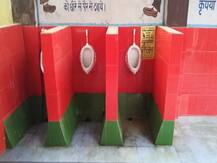 गोरखपुर: रेलवे अस्पताल में शौचालयों को सपा के रंग में रंगने पर भड़की पार्टी, की ये मांग