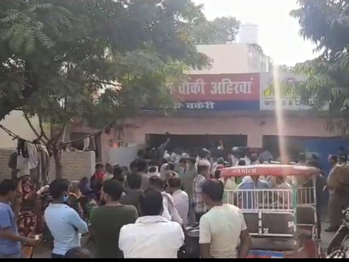 Protest outside of Police Chowki in Kanpur after a kid death ANN कानपुरः पुलिस की मार खाए बच्चे ने दस दिन बाद तोड़ा दम, परिजनों ने किया चौकी का घेराव