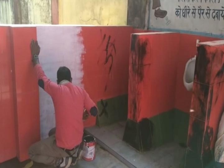 Railway change the color of bathroom Tiles in Gorakhpur ann गोरखपुर का टॉयलेट विवाद, सपाइयों ने पोता काला पेंट, रेलवे ने सफेद कराई टाइल्‍स