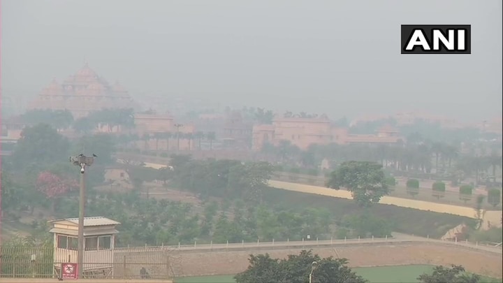 Pollution levels 'severe' in Delhi, AQI crosses 400 in many areas, the city covered the sheet of mist दिल्ली में प्रदूषण का स्तर ‘गंभीर', कई इलाकों में AQI 400 के पार पहुंचा-शहर ने ओढ़ी धुंध की चादर