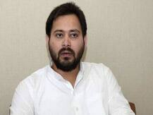 बिहार चुनाव: तेजस्वी यादव ने खुद के वायरल वीडियो पर दी सफाई, बताई शख्स को खींचने की वजह