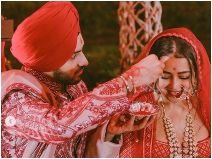 Neha kakkar celebrated her six month anniversary Rohanpreet singh Neha Kakkar-Rohanpreet Singh की शादी को पूरे हुए 6 महीने, फोटो शेयर कर लिखी ये बात