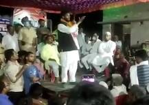 Viral Video: कांग्रेस उम्मीदवार ने कहा- ‘लोग जानते हैं किसको कब गिराना है’, और उसी वक्त टूट जाता है मंच, सभी गिर पड़े