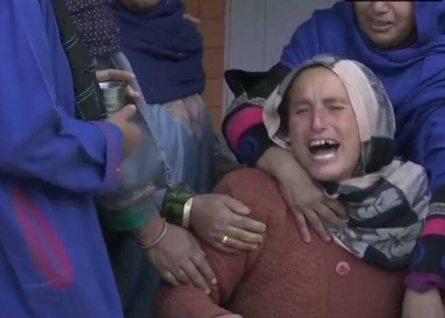 जम्मू-कश्मीर: मारे गए BJP नेता उमर हनान की जनाजे में उमड़ी भीड़, लोगों ने आतंक के खिलाफ की नारेबाजी