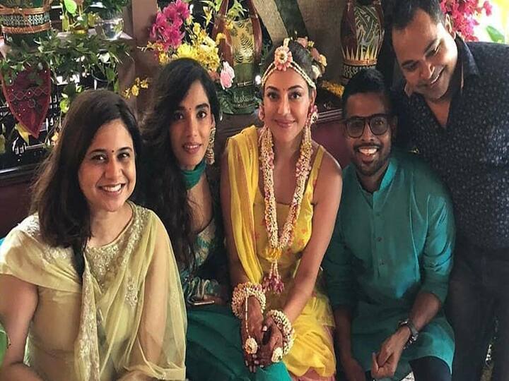 हल्दी सेरेमनी में काजल अग्रवाल ने जमकर डांस किया है. काजल अग्रवाल की खुशी उनके चेहरे पर साफ देखी जा सकती है. काजल ने इंस्टाग्राम अकाउंट पर अपनी हल्दी सेरेमनी की एक फोटो शेयर की है, जिसमें वह काफी खूबसूरत लग रही हैं.