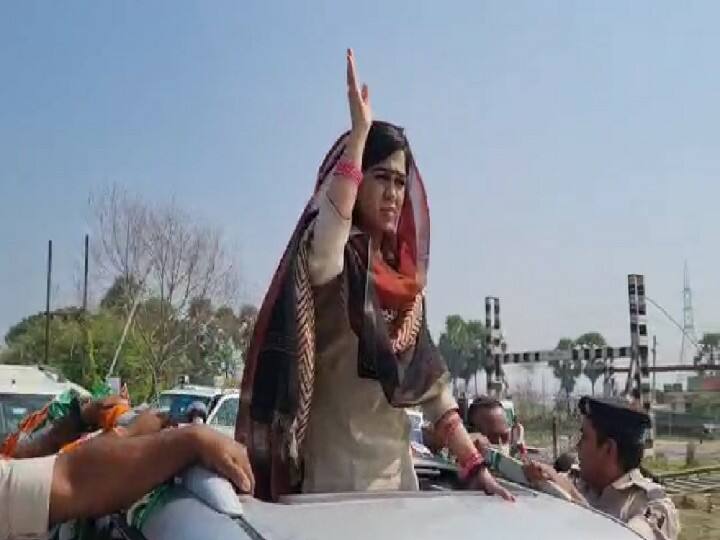 इसी क्रम में शुक्रवार को राजद सुप्रीमो लालू प्रसाद की बहू ऐश्वर्या राय ने परसा विधानसभा क्षेत्र से जदयू प्रत्याशी और अपने पिता चन्द्रिका राय के पक्ष में हजारों समर्थकों के साथ रोड शो किया.