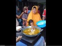 Viral video: खौलते तेल में हाथ डालकर बुजुर्ग महिला ने तल डाले पकौड़े, देखें वीडियो