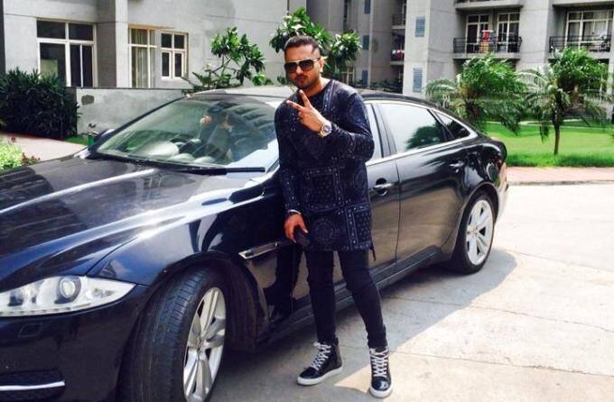 Yo Yo Honey Singh: मशहूर रैपर भी लग्जरी कारों के शौक़ीन हैं. उनके पास एक नहीं कई लग्जरी कार हैं जिनमें udi R8 V10 Plus, Jaguar XJL Supercharged, Audi Q7, Rolls Royce Phantom Series II और BMW 5-Series 520d जैसी कारें शामिल हैं. हनी के पास Porsche Cayenne भी है जिसकी कीमत 1.19 करोड़ रुपए है. 
