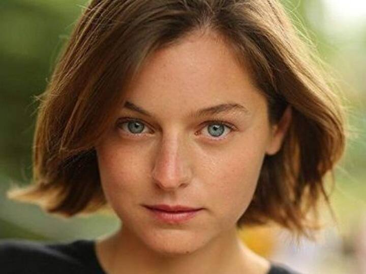 एमा कोरिंन - नेटफ्लिक्स के रॉयल ड्रामा  'द क्राउन' के सीजन 4 में कोरिंस प्रिंसेस डायना का किरदार निभाती दिखेंगी. हाल ही में एमा कोरिंस को प्रिंसेस डायना की पसंदीदा पिंक ड्रेस में भी स्पॉट किया गया था. 