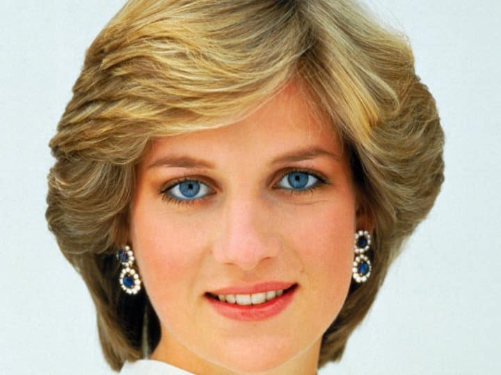 वेल्स की प्रिंसेस, डायना की अकस्मात् मौत एक ऐसी अनसुलझी मिस्ट्री है जिस पर हॉलीवुड के फिल्ममेकर्स को काम करना या कहें फ़िल्में बनाना सबसे ज्यादा पसंद है. हाल ही में नेटफ्लिक्स पर प्रसारित हो रहे शो 'द क्राउन' के चलते एक बार फिर दिवंगत प्रिंसेस डायना चर्चाओं में हैं.  आपको बता दें कि सिर्फ नेटफ्लिक्स पर ही नहीं बल्कि इससे पहले भी कई फिल्मों में अभिनेत्रियों के बीच प्रिंसेस डायना बनने की होड़ मच गई थी. साथ ही कुछ अन्य फ़िल्में जैसे 'स्पेंसर' आदि भी पाइपलाइन में हैं, जिनमें आपको प्रिंसेस डायना का रोल करते हुए एक अन्य एक्ट्रेस मिल जाएंगी.आइए नज़र डालते हैं हॉलीवुड की ऐसी 5 एक्ट्रेस पर जिन्होंने लेडी डायना का रोल  या तो निभाया है या निभाने वाली हैं. 