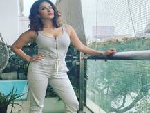 Sunny Leone ने अपनी बालकनी में कराया फोटोशूट, फोटोज में लग रही हैं काफी स्टाइलिश