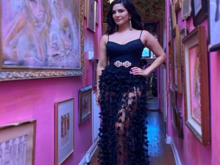  कुछ ही दिनों पहले सनी ने अपने फैंस के लिए एक और फोटो शेयर की थी जिसमें वो किसी अप्सरा से कम नहीं लग रही थीं. फोटो में सनी ब्लैक कलर का लॉन्ग गाउन केरी करती दिख रही हैं. 